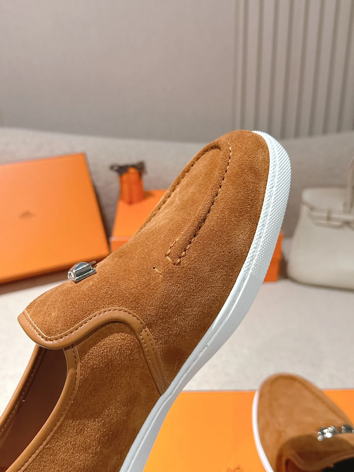 Men's Men's Shoes 600💰 Hermes# Couple Studded Loafers Calfskin and suede goatskin lace-up free sneakers with signature "H" detail. The design is simple and smooth, creating a fashionable urban look. It is comfortable and versatile. H family classics are not outdated, and the delivery counter is exquisitely packaged🛍📦 Fabric: Original customized imported first-layer cowhide/cow down Lining: Imported soft sheepskin Sole: Original open-molded anti-slip TPU material Size: 35-45